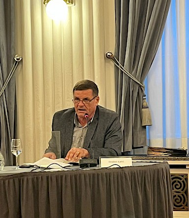 Prikazi „Dvije kuće iznad mora“